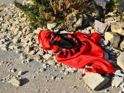 Per terra una bandiera dell'Albania